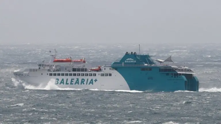 Imagen de archivo de un buque de Balearia en la l&iacute;nea Algeciras - Ceuta