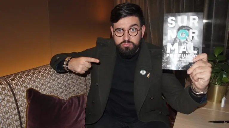 Manu S&aacute;nchez con su libro 'Surnormal profundo'