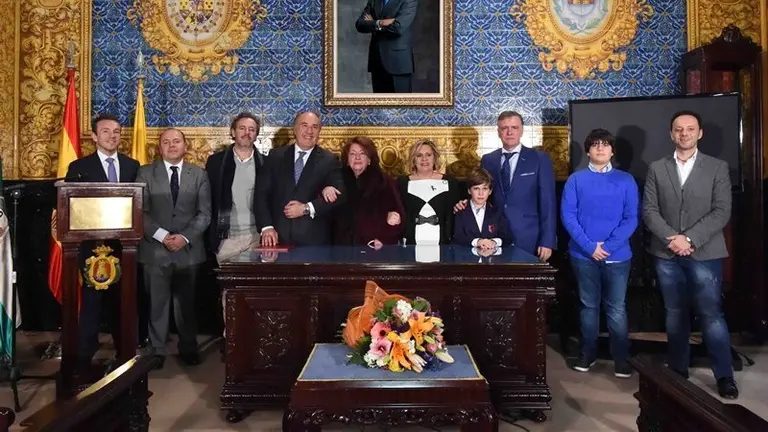 El alcalde junto a la galardonada y sus familiares, tras el acto de reconocimiento como &ldquo;mujer empresaria del a&ntilde;o&rdquo;
