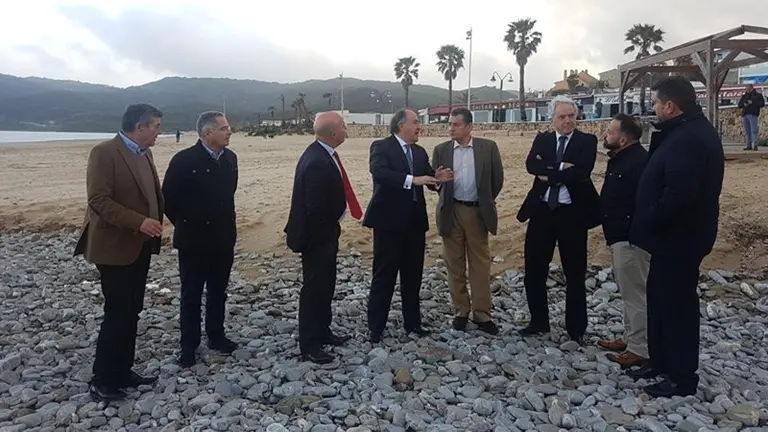 Landaluce, Sanz, Mu&ntilde;oz y los ediles municipales analizan el estado de la playa Getares