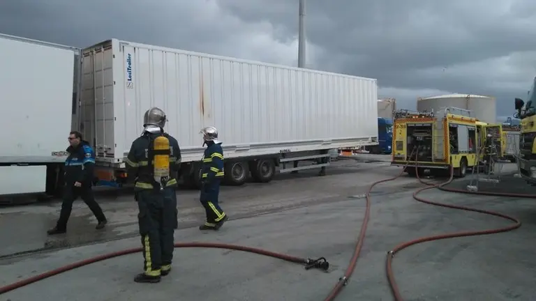 Bomberos realiza tareas de extinci&oacute;n en el contenedor afectado por el incendio
