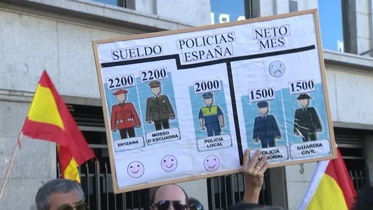 Un cartel en las protestas por la equiparaci&oacute;n salarial