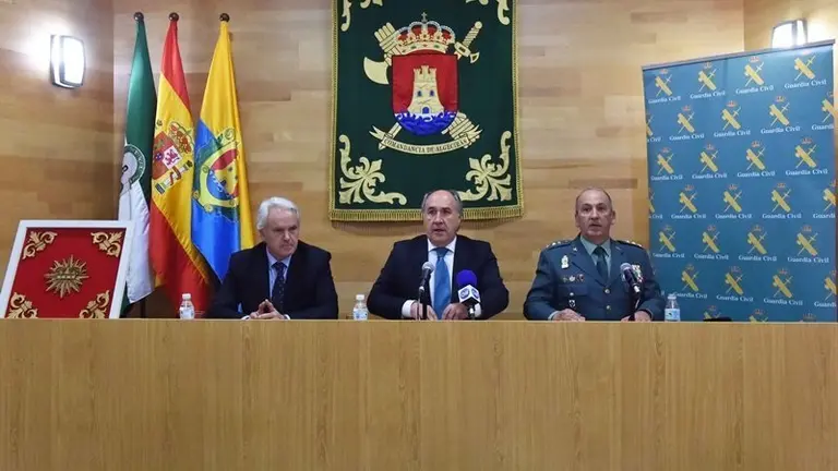 Alcalde y subdelegado presiden la conferencia del coronel N&uacute;&ntilde;ez sobre la historia del Cuerpo de Carabineros en la comarca