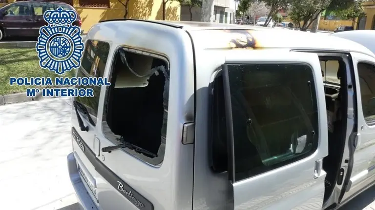 Uno de los veh&iacute;culos incendiado por el pir&oacute;mano detenido