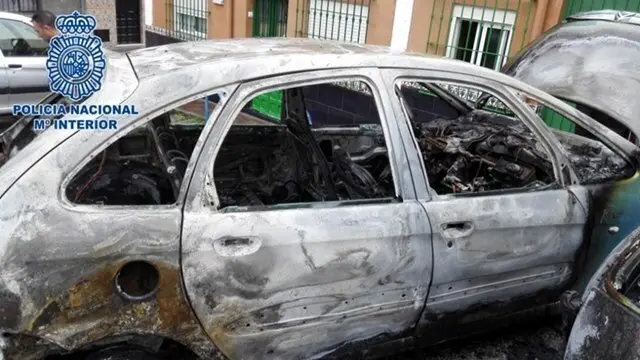 Imagen de uno de los veh&iacute;culos incendiados