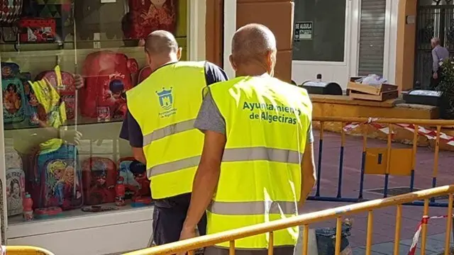 Operarios municipales en una actuaci&oacute;n en Algeciras