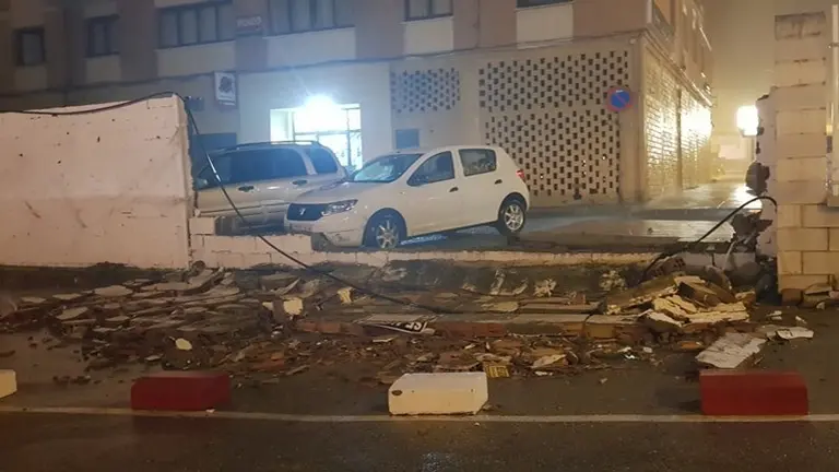 Muro ca&iacute;do en el aparcamiento