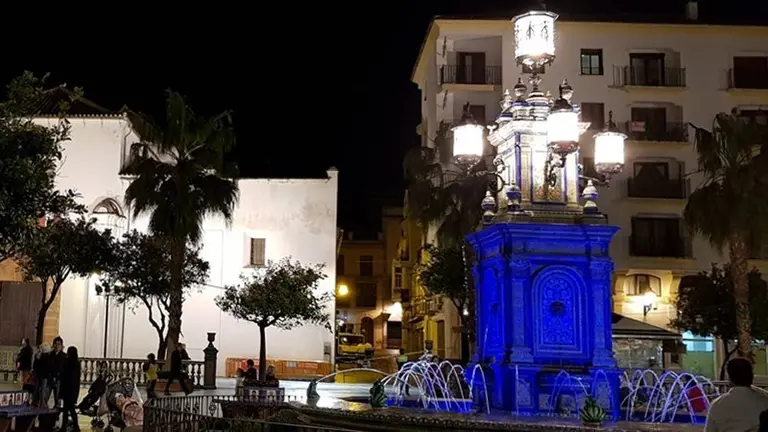 Iluminaci&oacute;n de la reformada fuente de la Plaza Alta