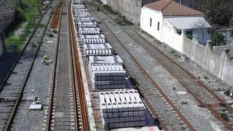 Material preparado para la sustituci&oacute;n de las v&iacute;as en Algeciras. Foto A. Fariza