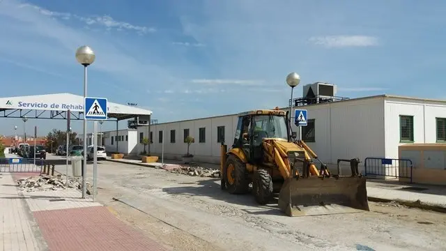 Imagen de los trabajos junto al m&oacute;dulo de Rehabilitaci&oacute;n