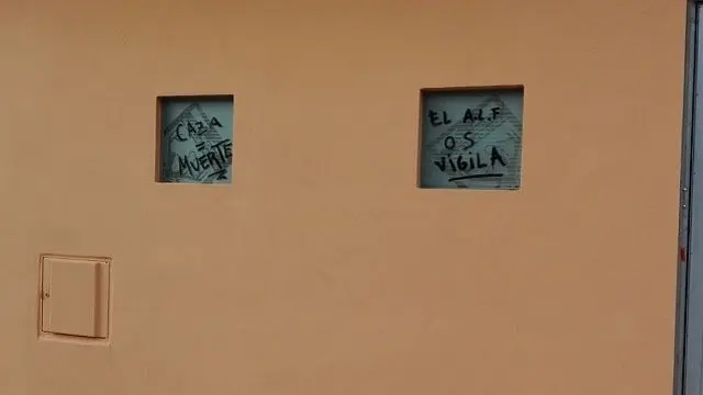 Imagen de la sede con las pintadas realizadas. Foto FAC