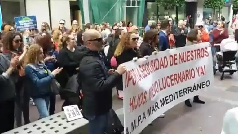 Padres del CEIP Mediterr&aacute;neo piden ante subdelegaci&oacute;n el arreglo del centro
