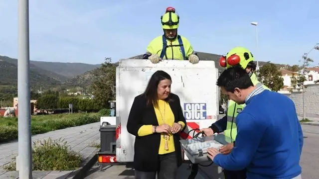 Ruiz y los operarios antes de la colocaci&oacute;n del proyector