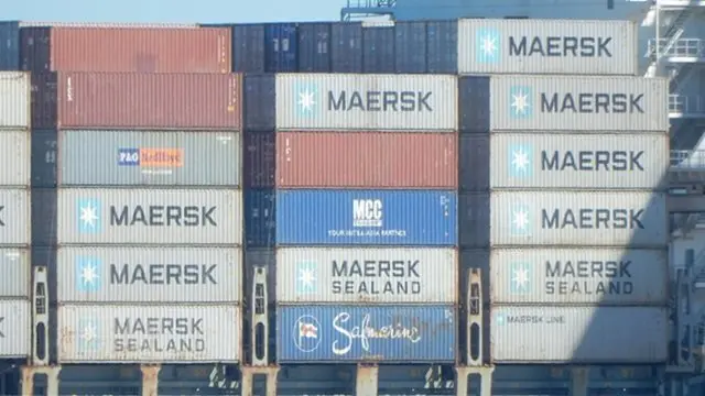 Contenedores en un barco en el Puerto de Algeciras