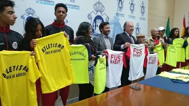 Los responsables municipales, junto a los integrantes de la expedici&oacute;n deportiva marroqu&iacute;