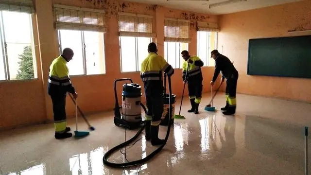 Operarios trabajan en el CEIP Andaluc&iacute;a