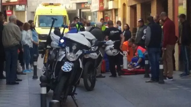 Los servicios de emergencia tratan de reanimar al hombre, pero solo pudieron certificar su muerte