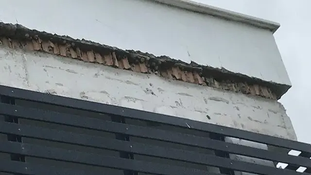Aspecto de la cornisa desprendida en el colegio Virgen de la Esperanza
