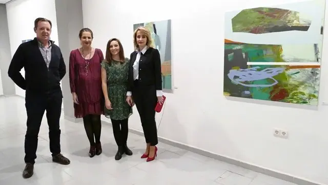 Pilar Pintor junto a la autora de las obras