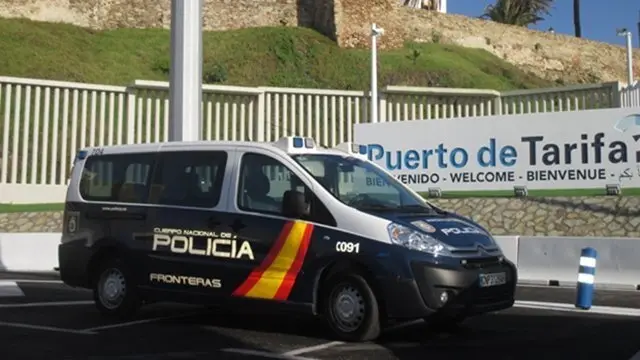 Veh&iacute;culo policial en el Puerto de Tarifa. Foto Area