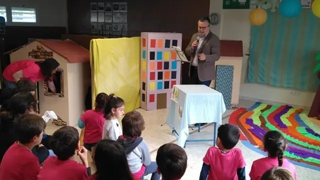 El subdelegado durante el acto celebrado en el CEIP de Pelayo
