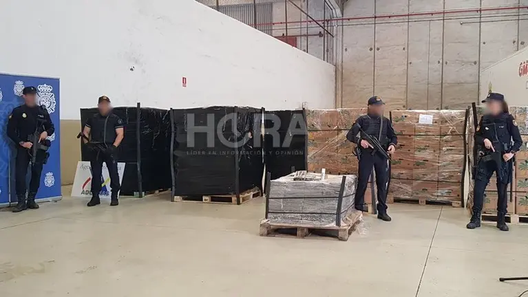 Policia Nacional y Aduanas intervienen el mayor alijo de coca&iacute;na de la historia de Espa&ntilde;a en el Puerto de Algeciras con casi 9.000 kilos de sustancia que podr&iacute;a haber alcanzado los 3.000 millones de euros (8)