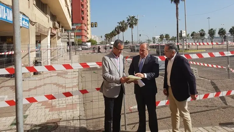 Landaluce junto a los ediles municipales visitando el inicio de las obras de la acera de la Marina