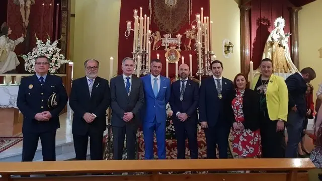 Foto de familia tras la lectura del preg&oacute;n rociero
