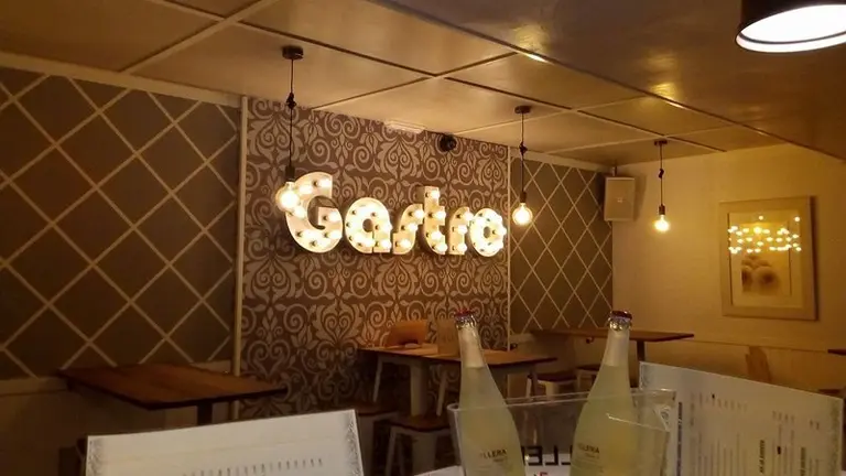 Una imagen del acogedor sal&oacute;n de Gastro Iru&ntilde;a