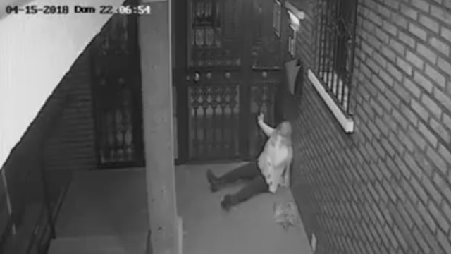 Lucia, la mujer agredida, en el suelo tras sufrir la agresion