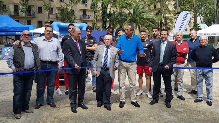 De Salas durante el corte de la cinta