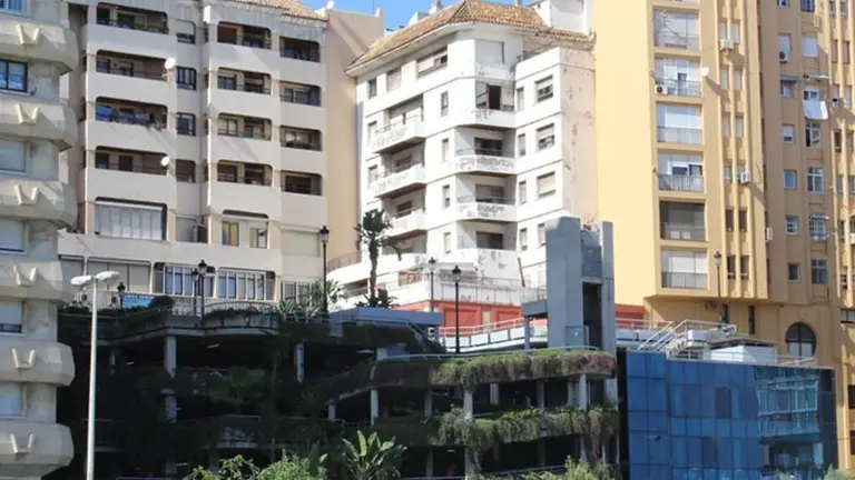 El edificio Escalinata en el centro, junto al pol&eacute;mico aparcamiento del mismo nombre