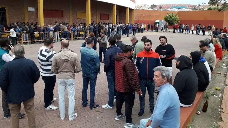 Colas en la Plaza de Toros para ver a Jos&eacute; Tom&aacute;s