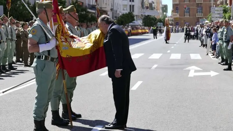 El alcalde, jurando bandera en el acto celebrado este domingo