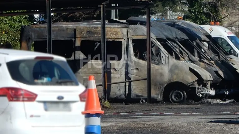 Una imagen del parking de ambulancias con los veh&iacute;culos quemados