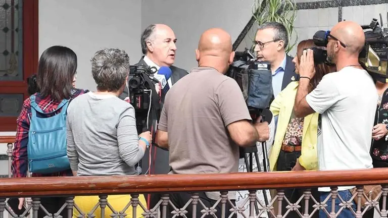 El alcalde, Jos&eacute; Ignacio Landaluce, atiende a los medios en el Ayuntamiento