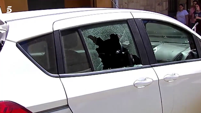 Una imagen del coche de Mediaset destrozado