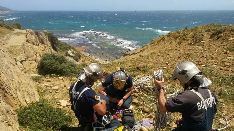 Bomberos se preparan para rescatar el cuerpo del hombre fallecido