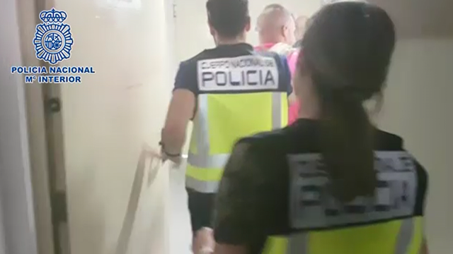 La Policia Nacional lleva a un detenidos. Foto de Archivo