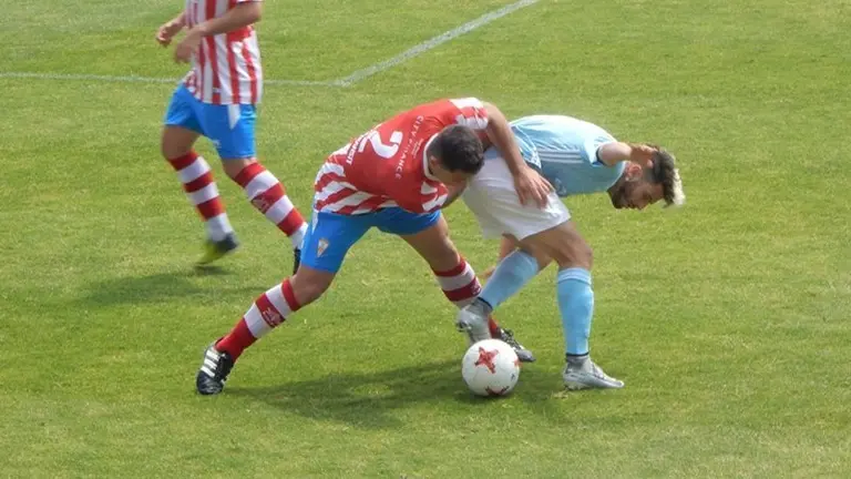 Maiquez en pugna con uno de los delanteros ibicencos