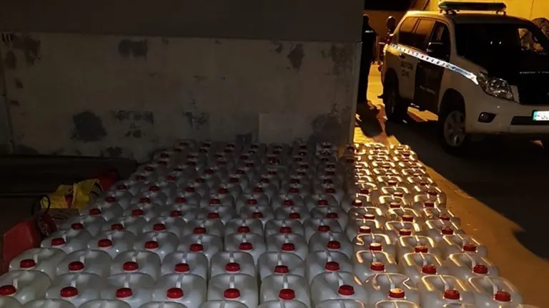 Mas de 200 garrafas de gasoil preparadas para abastecer a las narcolanchas