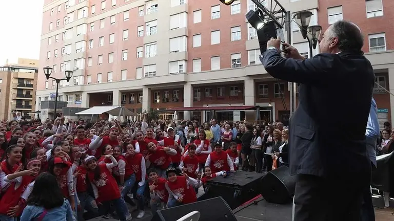 Landaluce toma una imagen para sus redes sociales del ambiente en la Plaza de Verboom