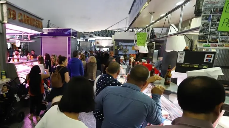Tapas, refrescos, cerveza y muchas ganas de pasarlo bien en el Mercado