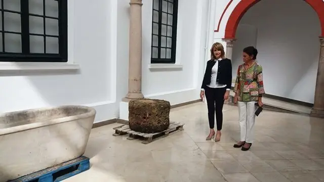 Se trata de dos tambores de columnas romanas y de dos ba&ntilde;eras