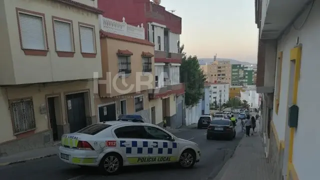 Lugar del suceso, con el edificio desde el que ha ca&iacute;do el hombre