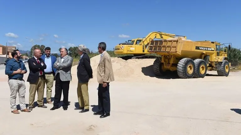 Un instante de la visita a los trabajo de aporte de arena en la playa de El Rinconcillo