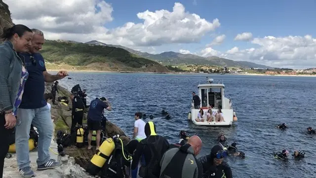 La delegada municipal departe con el presidente del club de buceo durante el desarrollo de la actividad