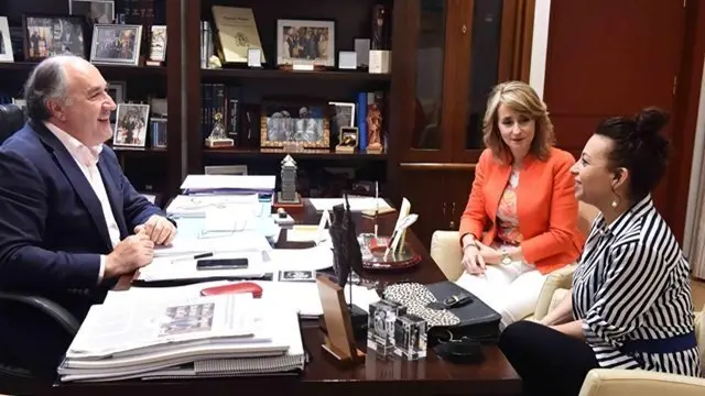 Noelia Sabarea junto al alcalde y la delegada de Cultura