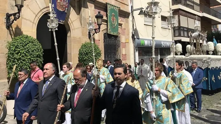 La procesi&oacute;n de la Custodia a su paso por la Casa Consistorial