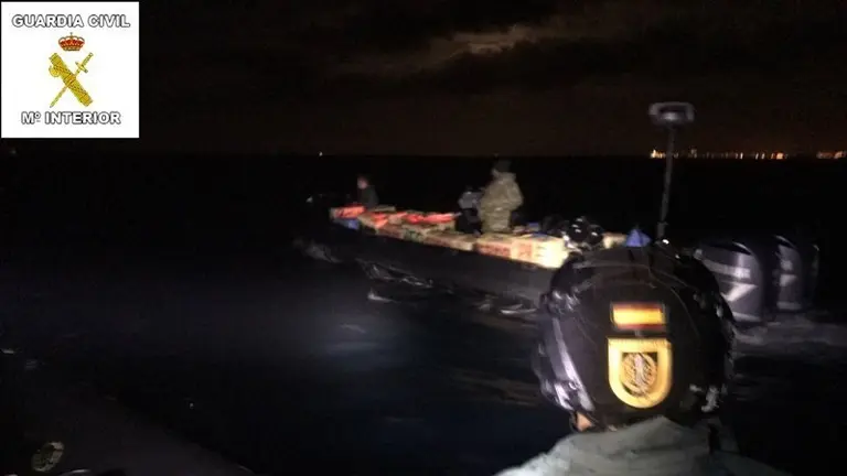 Imagen del alijo abortado por la Guardia Civil